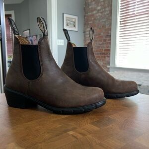 Blundstone Chelsea leather boots #745. Rustic brown, size 7. Gently used!!